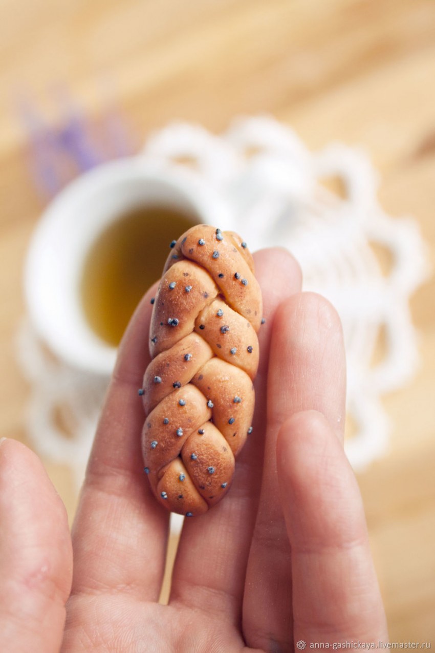 Булка из полимерной глины