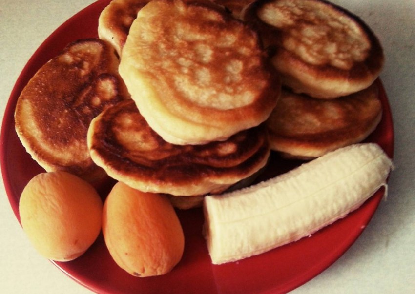 Кефир и рядом блины