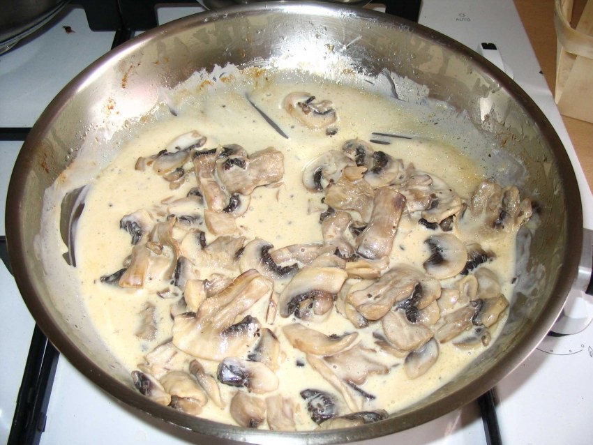 Подлива с шампиньонами и сметаной
