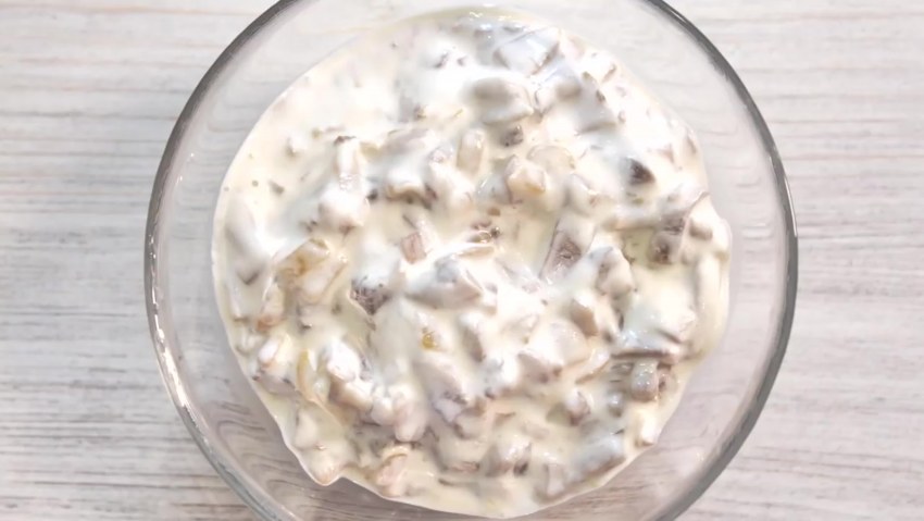 Соус из шампиньонов со сметаной и сыром