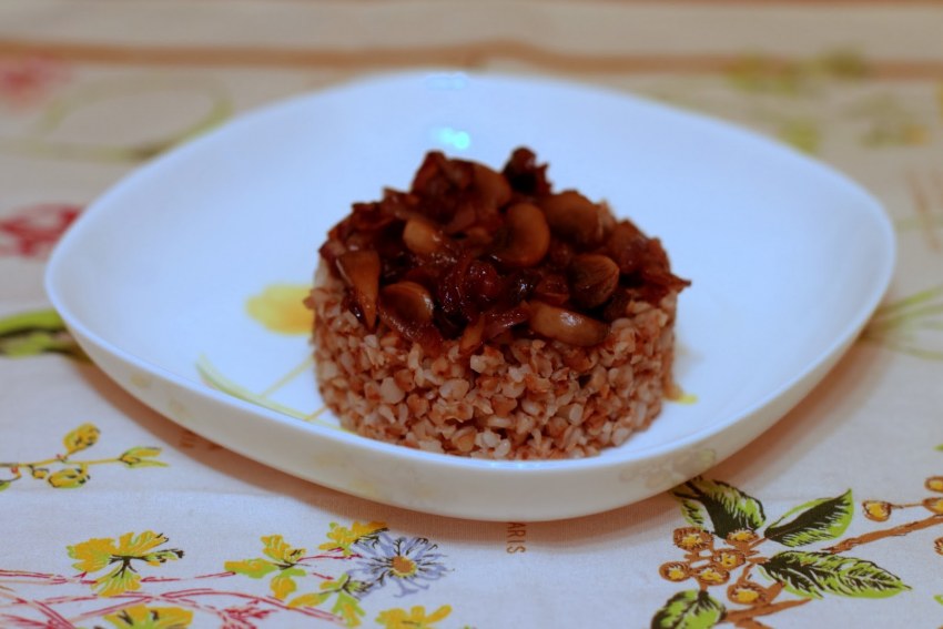 Гречневая каша с грибами и луком и морковью