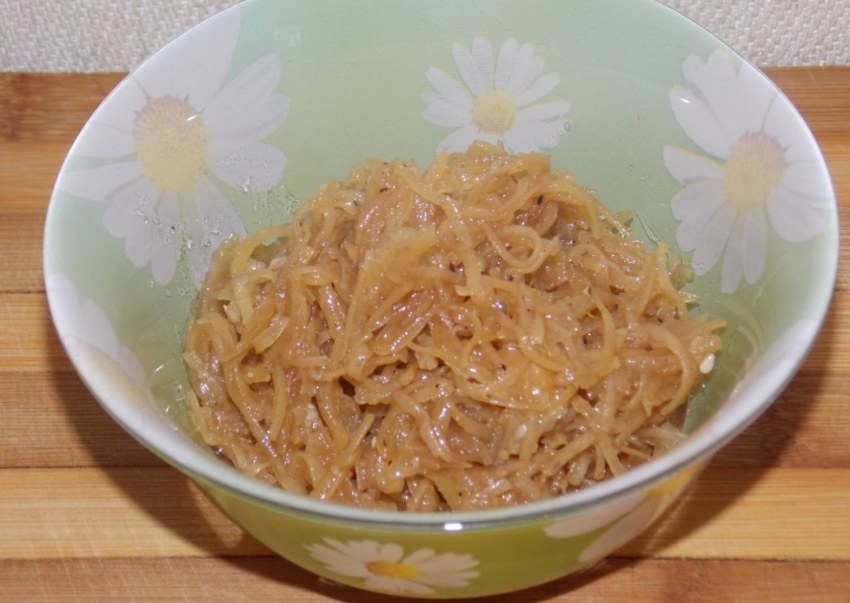 Салат с корейской морковкой и курицей и свежим огурцом