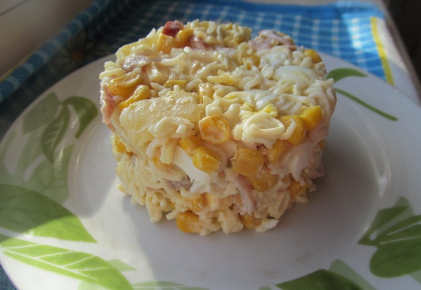 Салат из ананаса и куриной грудкой
