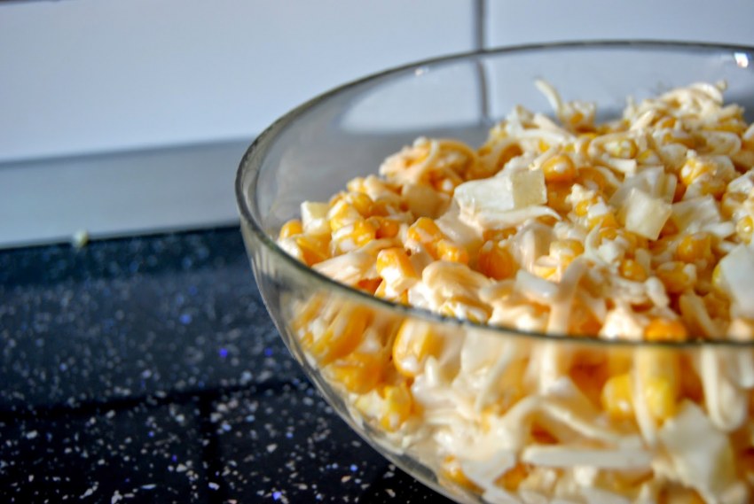 Салат с ананасом и сыром