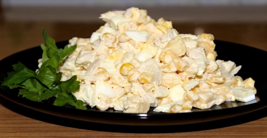 Салат сытный с курицей и сыром