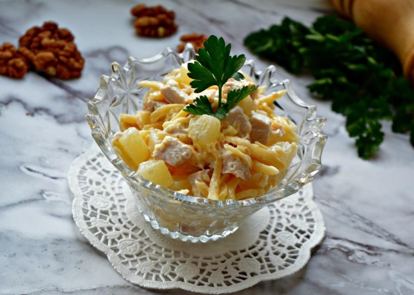 Салат с ананасом и курицей