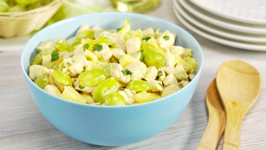 Салат с ананасом и курицей и сыром и грибами