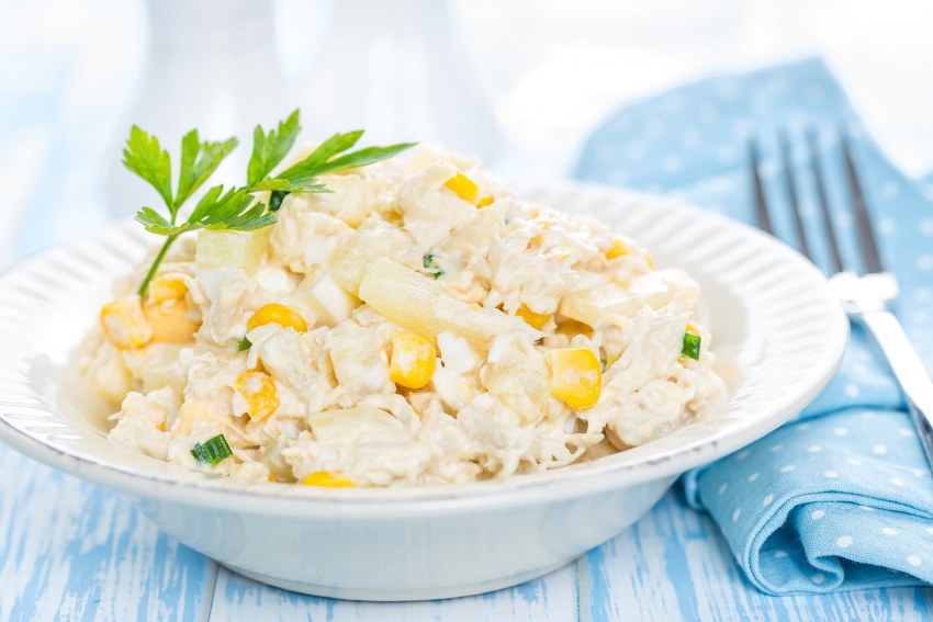 Ананасовый салат с курицей