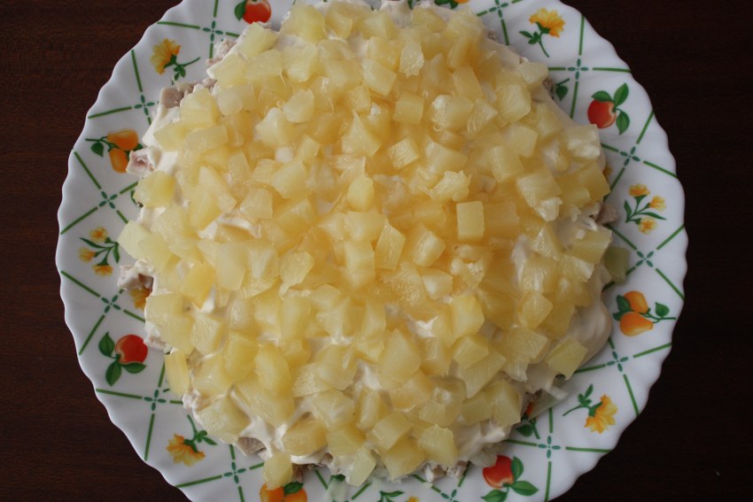 Салат с ананасом и курицей
