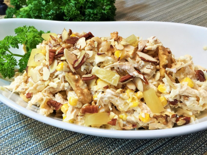 Салат с ананасом и куриной грудкой и сыром