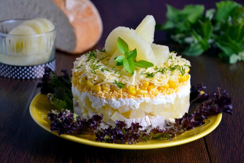 Салат из ананасов и куриной грудки
