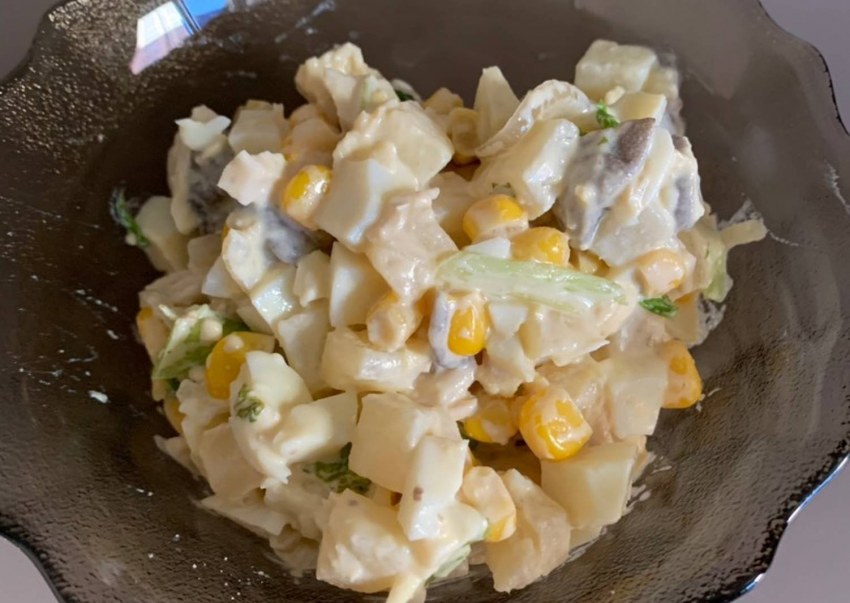 Салат с ананасом и грибами