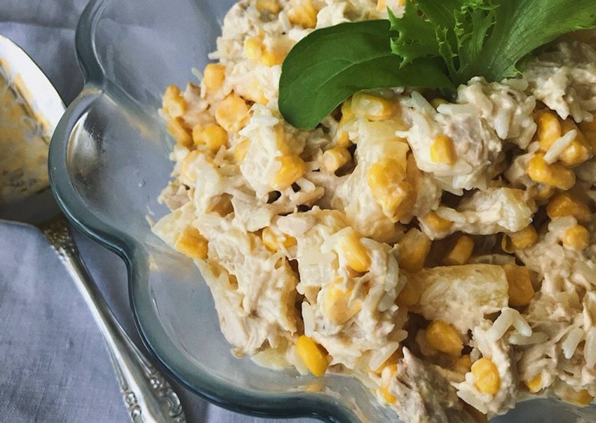 Салат куриная грудка с ананасом и кукурузой