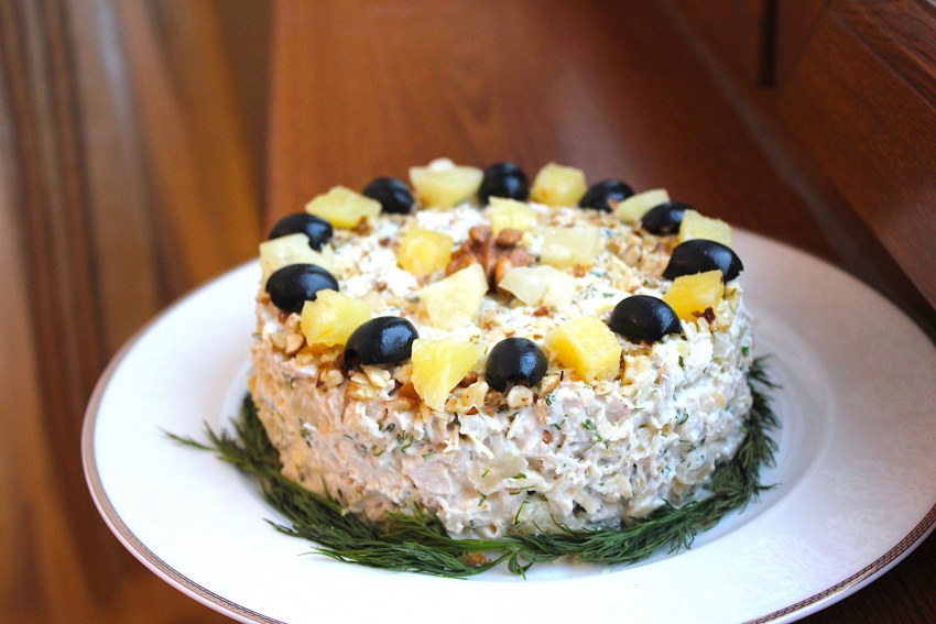 Салат Курочка Ряба с ананасом и грецким