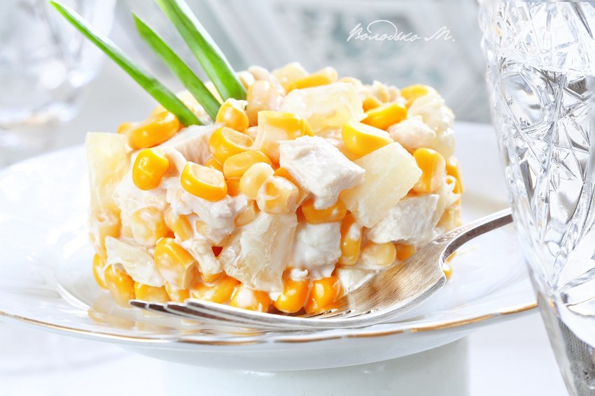 Салат с ананасом и курицей и грибами
