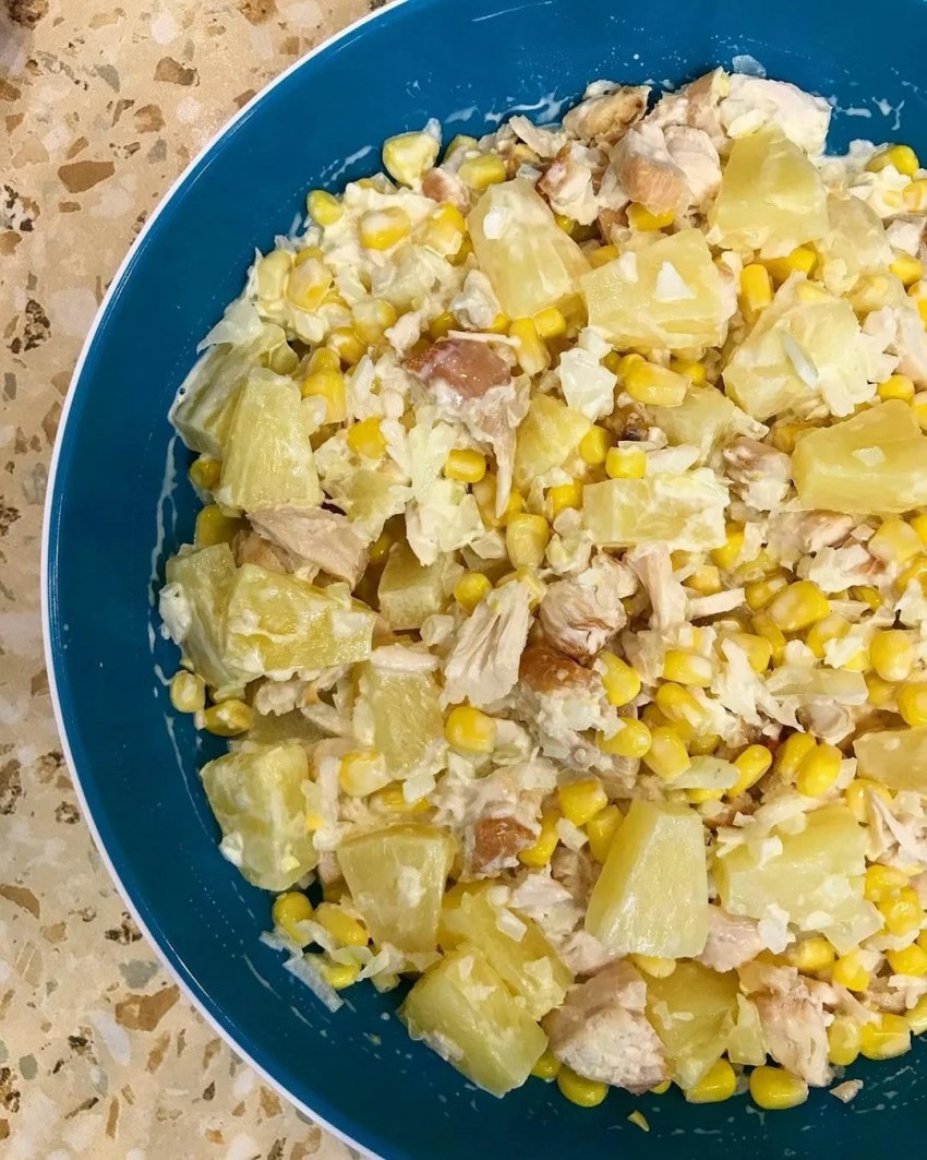 Салат с ананасом и куриной грудкой