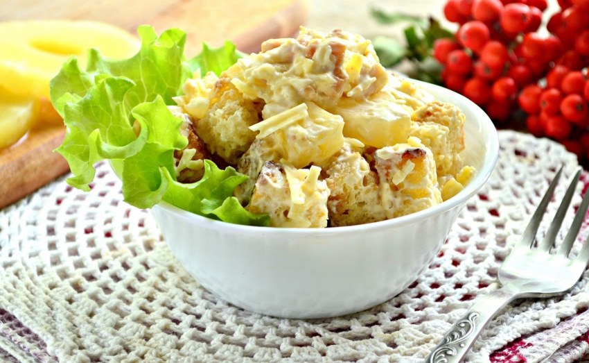 Салат с ананасом и курицей копченой