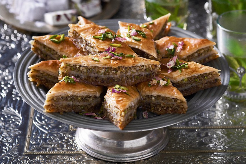 Слоеное пирожное с орехами