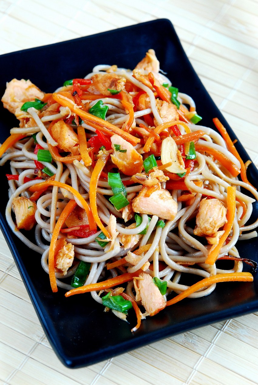 Соба с курицей и овощами