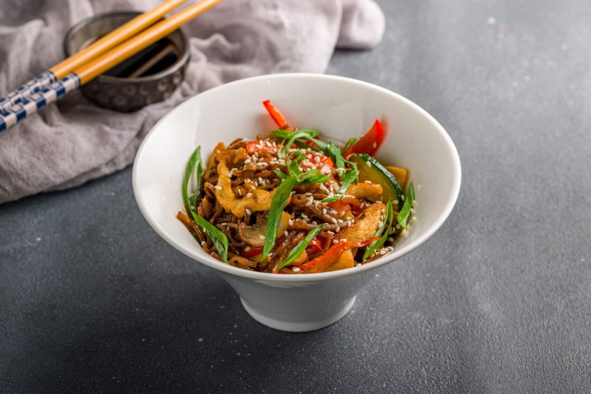 Коул слоу лапша Wok