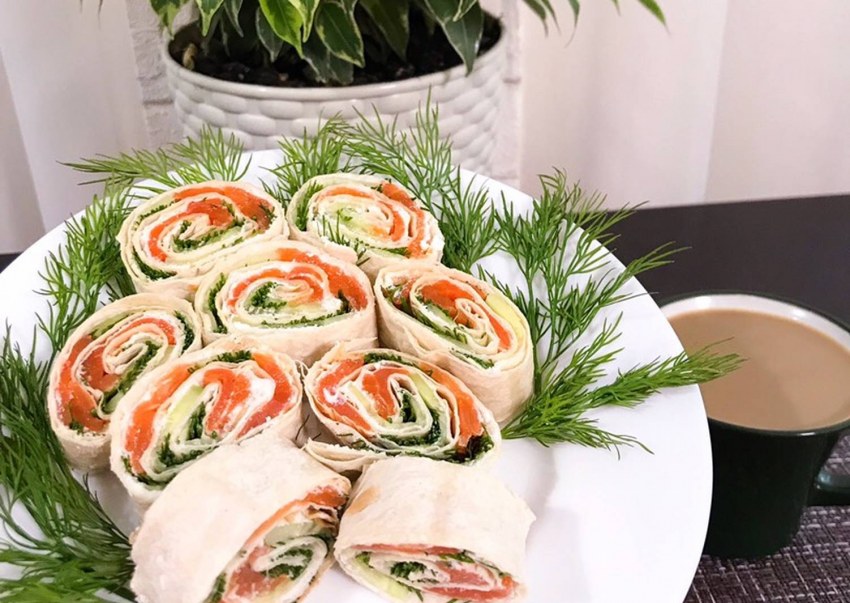Рулет из лаваша с красной рыбой и творожным сыром