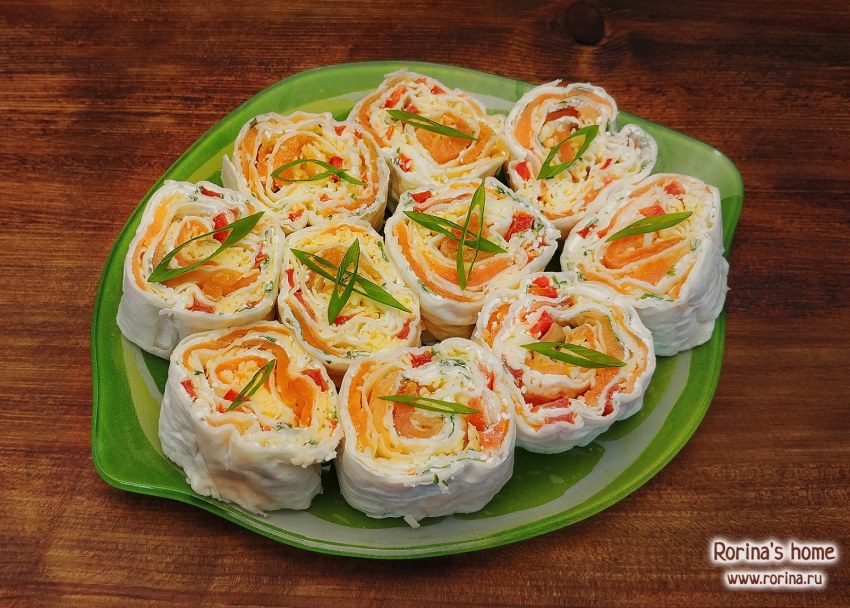 Рулет из лаваша с красной рыбой и творожным сыром