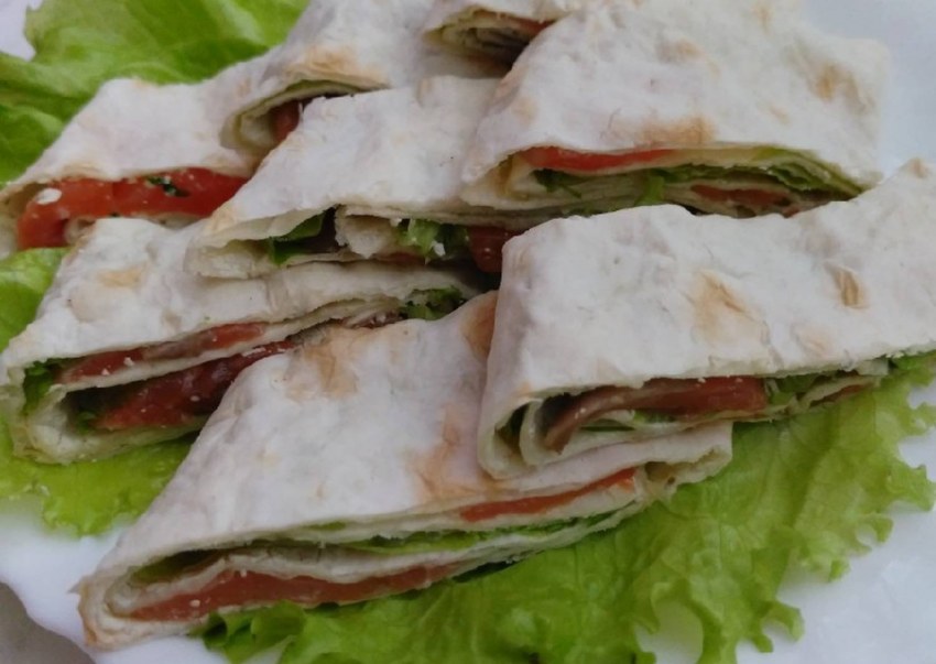Лаваш с красной рыбой и яйцом