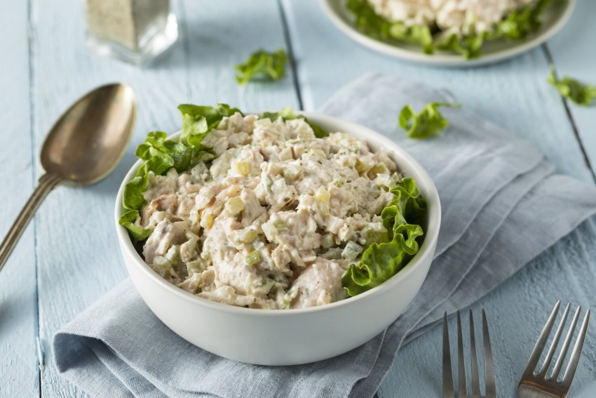Салат с тунцом и яйцом и помидором