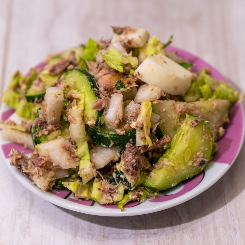 Салат с тунцом и овощами