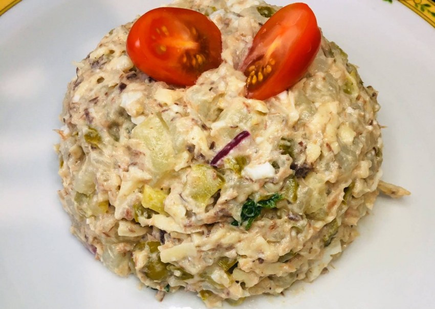 Салат с копченым тунцом