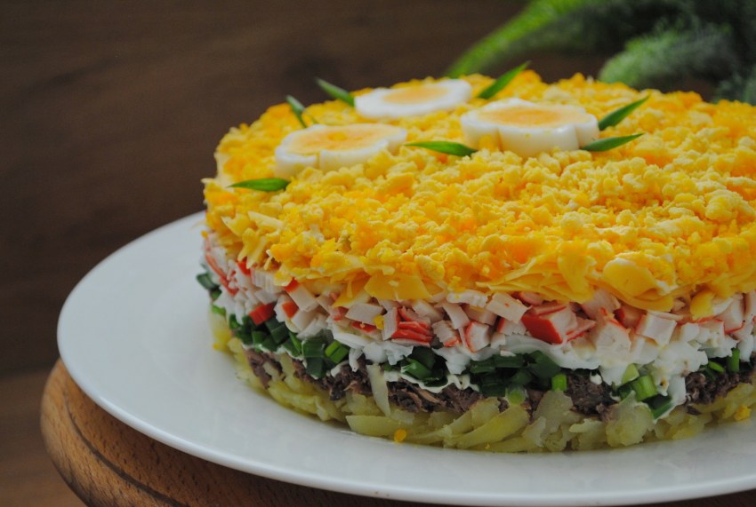 Салат с тунцом, картофелем и яйцом