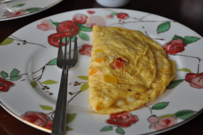 Яичница с помидорами и сыром