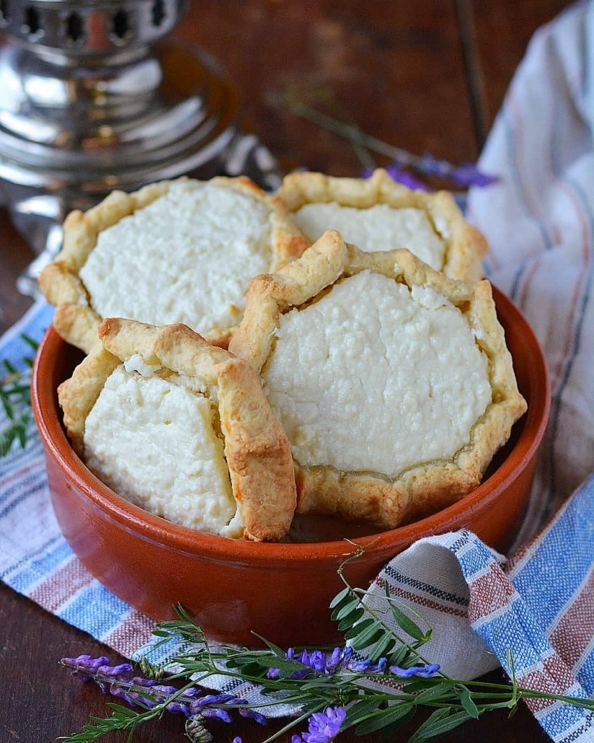 Ватрушка творожная с клубникой
