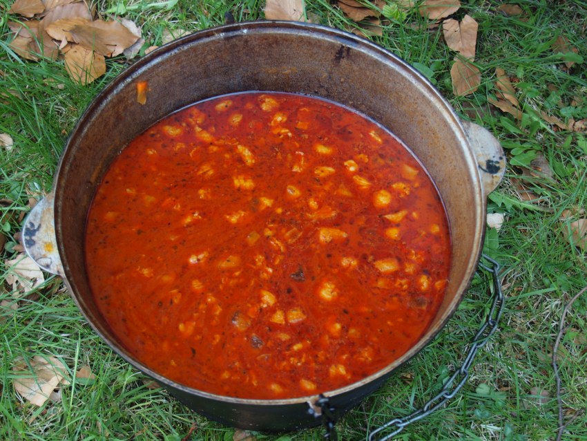 Бограч в казане на костре