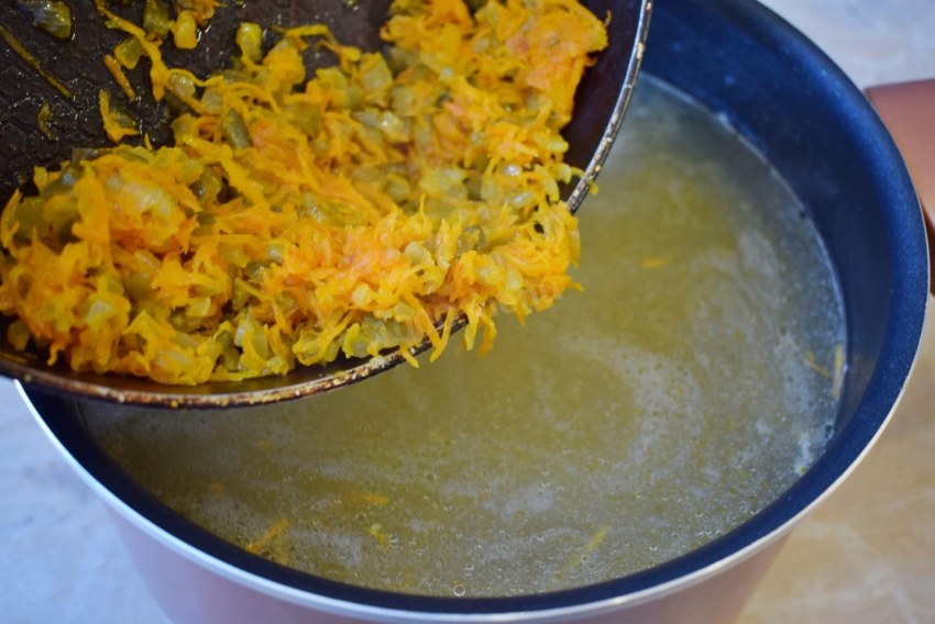 Рассольник с перловкой и солеными огурцами