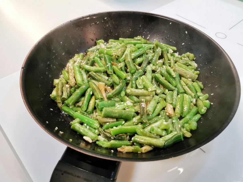 Тёплый салат с курицей и стручковой фасолью