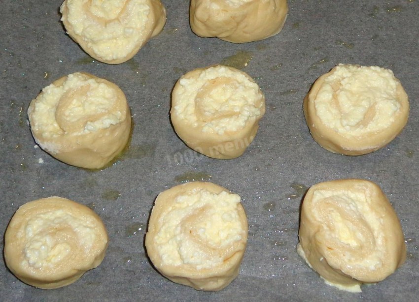 Завитушки с корицей и сметанной заливкой