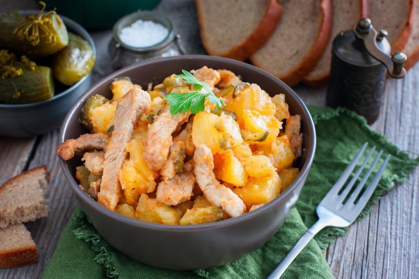 Картошка с солеными огурцами