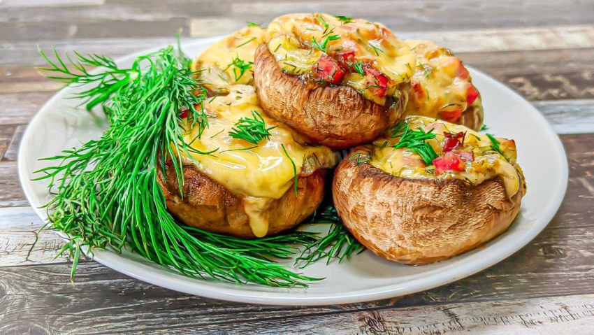 Шампиньоны фаршированные фаршем запеченные