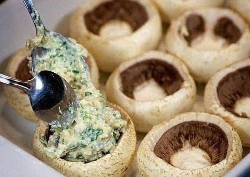 Фаршированные шампиньоны на сковороде