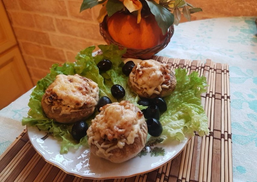 Шампиньоны фаршированные на стол