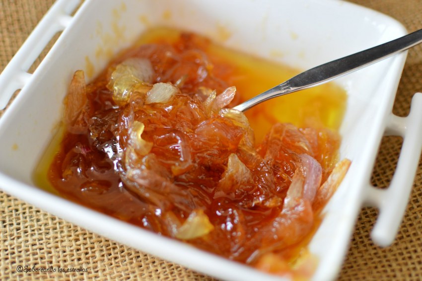 Карамелизированный лук половинками