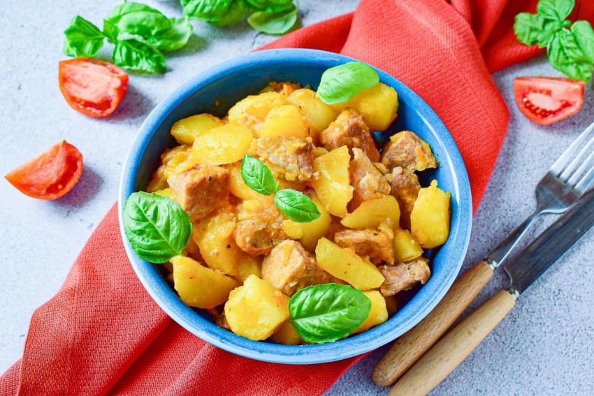 Гуляш из говядины по-венгерски с картошкой