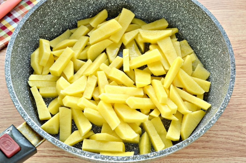Картошка с нарезанным луком
