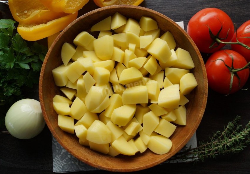 Нарезанный пластинками картофель