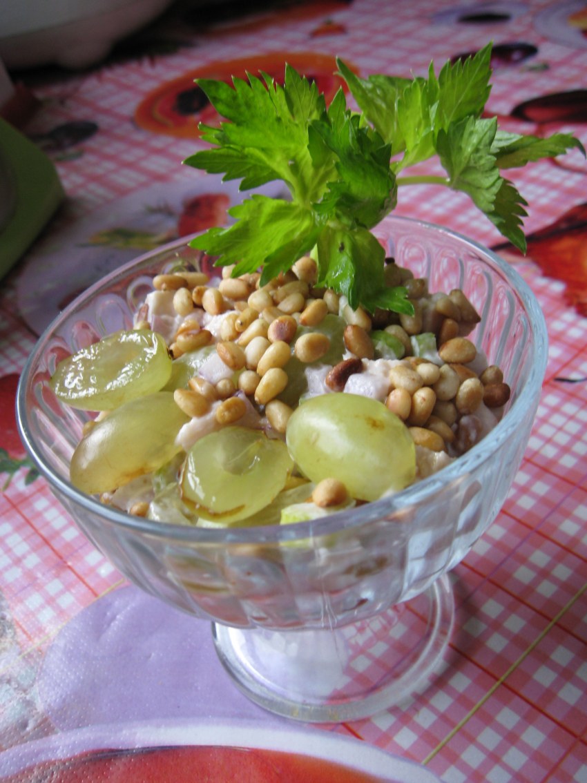 Салат с виноградом и кедровыми орешками