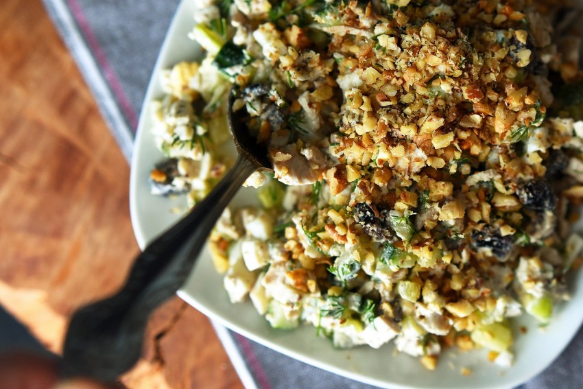 Салат с кедровыми орешками и черносливом