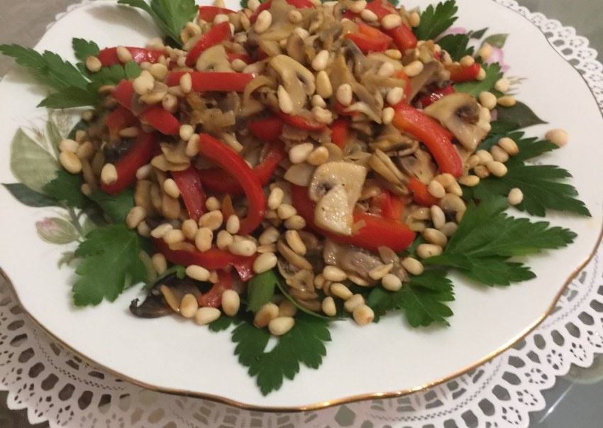 Салат с грибами и кедровыми орехами