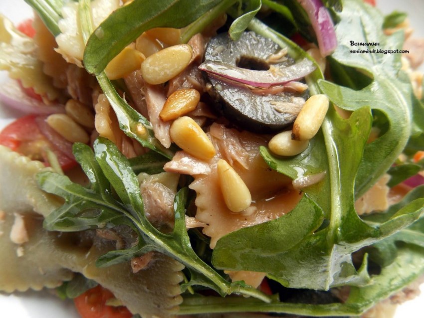 Салат с кедровыми орешками и курицей