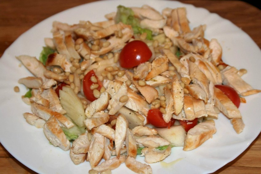 Салат с кедровыми орешками и помидорами курицей
